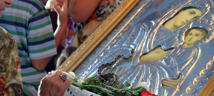 Δέος! – Εμφανίστηκαν και φέτος τα φιδάκια της Παναγίας στην Κεφαλονιά